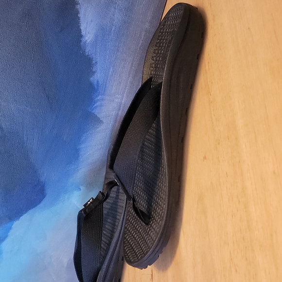 Brand New/Never Worn Black Chacos size 11 (fit 10-10.5) - Picture 4 of 6